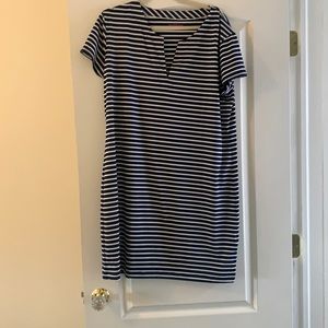Vineyard Vines v-neck short sleeve dress